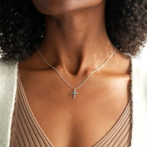 Collier croix torsadé en argent sterling avec turquoise porté par un mannequin femme