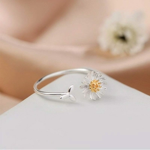 Elegant S925 sterling silver daisy flower open ring with gold pistil and green leaf detail