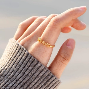 Bague minimalist en argent S925 doré avec plusieurs cœurs portée sur l'index