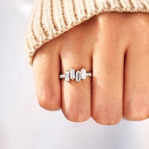 Bague élégante en argent 925 avec quatre pierres de zircon rectangulaires sur la main