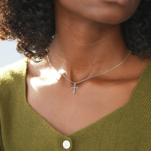Collier minimaliste en argent S925 avec pendentif croix torsadée et pierre de turquoise