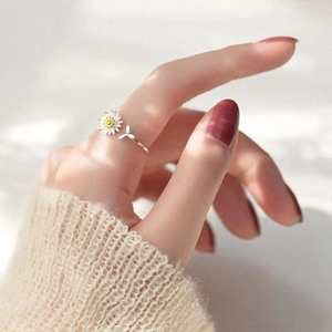 Elegant S925 sterling silver daisy ring with adjustable band on woman's finger