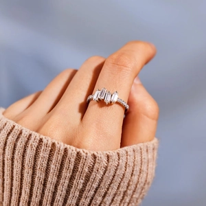 Bague élégante en argent 925 avec trois zircons baguette portée sur la main d'un modèle