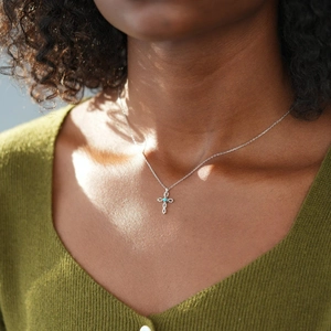 Collier minimaliste en argent 925 avec pendentif croix torsadée et turquoise sur mannequin