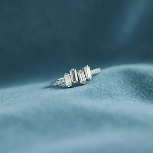 Détail macro d'une bague en argent S925 avec pierres baguette et pavage brillant