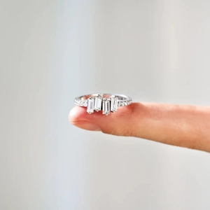 Vue détaillée d'une bague en argent S925 avec zircons taille baguette et pavé