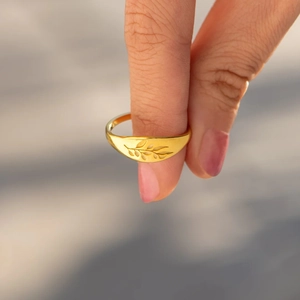 Gold-plated S925 sterling silver signet ring with engraved leaf pattern for women