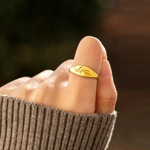 Minimalist S925 sterling silver leaf pattern seal ring with golden polished finish