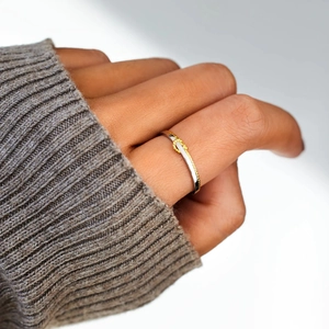 Bague nœud bicolore minimaliste en argent 925 portée à la main avec un pull en maille