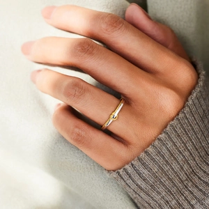 Bague nœud bicolore minimaliste en argent S925 avec texture torsadée dorée portée au doigt
