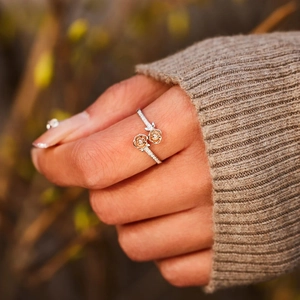 Bague double rose en argent s925 bicolore sertie de zircons portée par un mannequin
