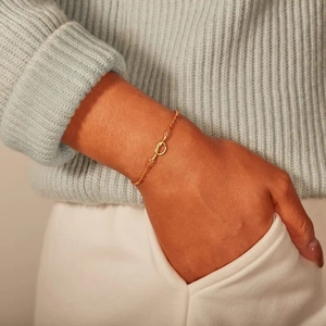 Bracelet nœud en argent s925 doré avec perles émaillées rouges porté au poignet