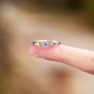 Close-up of s925 silver ring with three colored gemstones and cross-weave setting detail