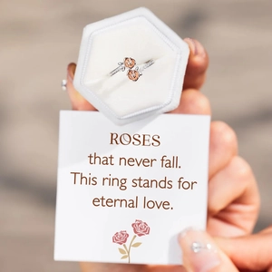 Détail d'une bague rose en argent s925 bicolore dans un écrin cadeau en velours