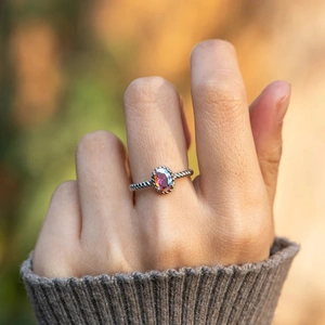 Bague torsadée minimaliste en argent S925 avec pierre ovale changeant de couleur au doigt