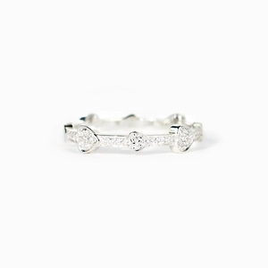 Minimalist s925 silver eternity ring with heart-shaped linked bands and pavé crystals