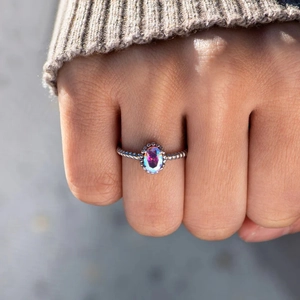 Vue détaillée d'une bague en argent s925 avec pierre mystique ovale au style bohème chic