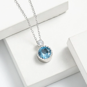 Collier en argent sterling S925 avec pendentif zircon bleu sur décor de pierre blanche