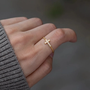 Bague élégante en argent 925 avec croix en zircon et finition perlée dorée brillante