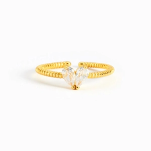 Golden S925 sterling silver ring with twisted band and pear-cut heart shape zircon