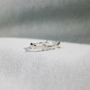 Elegant S925 sterling silver heart-shaped eternity ring with cubic zirconia stones