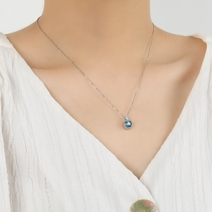 Collier en argent sterling S925 avec pendentif en zircon bleu porté par un mannequin
