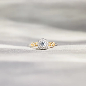 Eleganter S925 Sterlingsilber Ring mit rundem Mittelstein und goldfarbenem geflochtenem Band