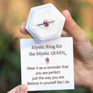 Détail d'une bague s925 en argent avec pierre mystique et boîte cadeau avec carte