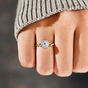 Eleganter s925 Silberring mit rundem Zirkon und gedrehtem Goldband am Finger