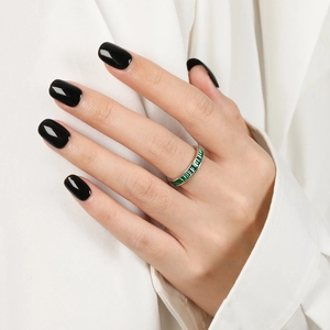 Elegant S925 sterling silver ring with rectangular emerald green zircons on female hand