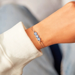 Elegante bracciale in argento s925 con triplo ciondolo occhio del male e zirconi blu su doppia catena