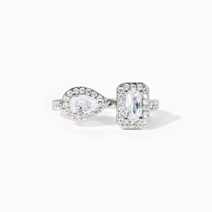 Bague Toi et Moi en argent S925 avec pierres taille poire et émeraude sur fond blanc