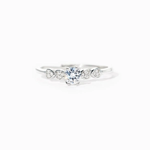 Anello in argento sterling S925 con zircone rotondo incastonato a sei griffe e dettagli a cuore
