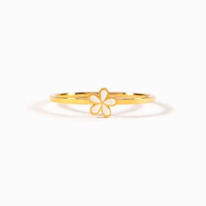 Minimalist S925 sterling silver ring with white enamel flower on a thin gold band
