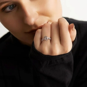 Bague double cœur en argent s925 avec zircons noirs et blancs sur main de femme
