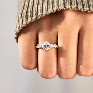 Elegant S925 sterling silver ring with oval center stone and tapered side accents