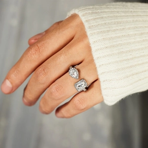 Bague ouverte en argent 925 avec zircons poire et rectangulaires sur la main