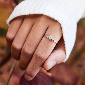Anello elegante in argento sterling S925 con pietra tonda e accenti di diamanti