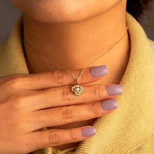 Elegant gold S925 sterling silver four-leaf clover pendant necklace on a female model