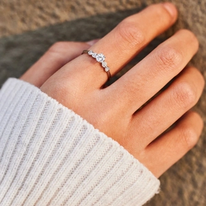 Anello a cuore in argento sterling S925 con zirconi cubici sulla mano della modella