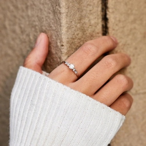 Primo piano dell'anello in argento 925 con zircone rotondo indossato sul dito di una modella