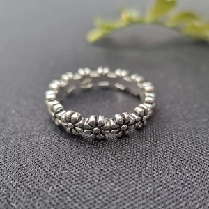 Minimalist S925 sterling silver daisy flower ring with vintage oxidized finish details