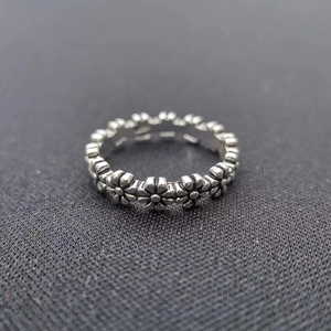 Vintage S925 sterling silver daisy flower ring with antique finish on black background
