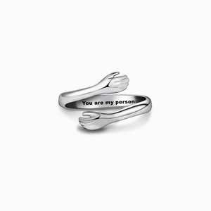 Gros plan d'une bague câlin en argent s925 avec gravure You are my person à l'intérieur