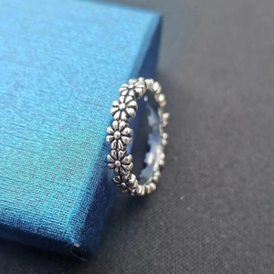 Minimalist S925 sterling silver daisy flower ring featuring continuous floral patterns