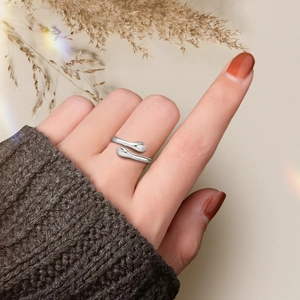 Bague câlin en argent sterling S925 au doigt avec pull en maille et lueur arc-en-ciel