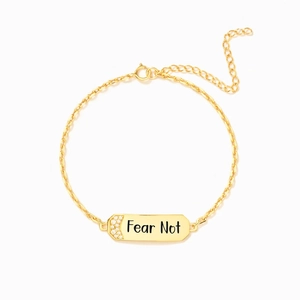 Minimalistisches gold S925 Silberarmband mit Fear Not Gravurplatte und kleinen Kristallen