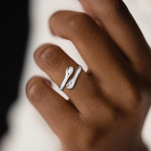 Élégante bague câlin en argent sterling S925 avec design de mains ouvertes portée