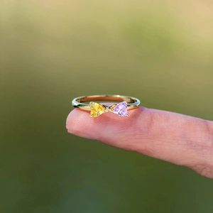 Bague double cœur en argent S925 avec pierres de naissance dorée au doigt