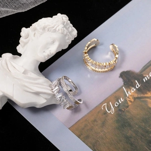 Elegant S925 sterling silver crown ring with cubic zirconia in gold and silver finish
